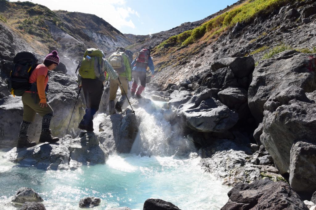 活火山 秋田焼山をぐるっとめぐる 温泉が流れる川 湯の沢 へ 難易度 八幡平ビジターセンター Hachimantai Visitor Center