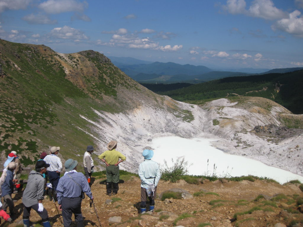 活火山 秋田焼山をぐるっとめぐる 温泉が流れる川 湯の沢 へ 難易度 八幡平ビジターセンター Hachimantai Visitor Center