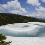 ①【期間限定5月中旬～6月上旬】残雪の白と沼の青のコントラスト「”ドラゴンアイ”と雪解けの湖沼群」