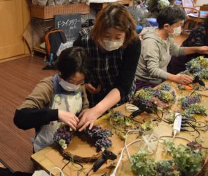11月1日「ドライフラワーで飾るリース作り」開催しました