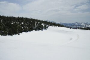 5/5　降雪後白いくぼ地に
