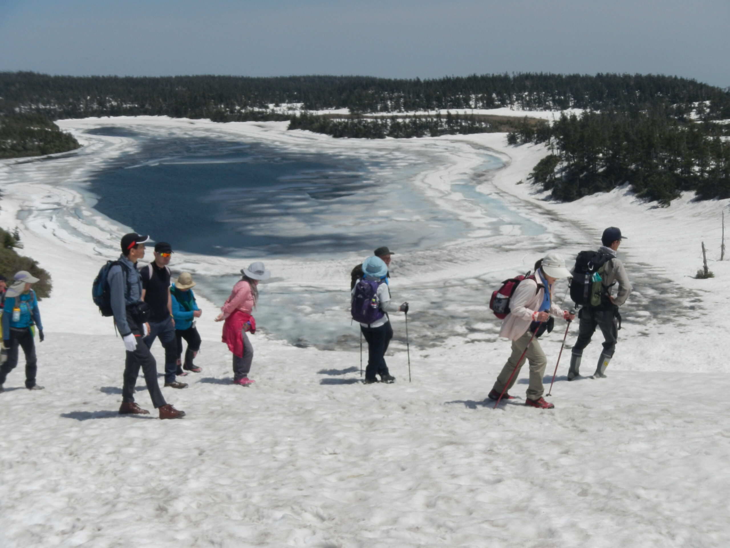 八幡平山頂 残雪の湖沼群巡り