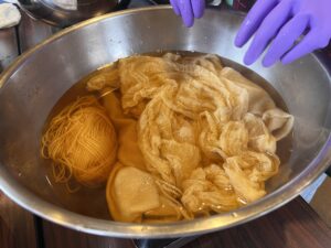 10月21日（土）「草木染めワークショップ～八幡平のブナ落ち葉染め～」開催しました