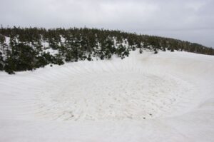 4/18　まだまだ雪が積もる鏡沼