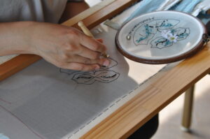 ６月２２日・２３日　「リュネビル刺繍で八幡平の花々を描く　高山植物の壁掛けワークショップ」を開催しました。