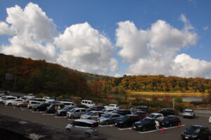 臨時駐車場をご利用願います。