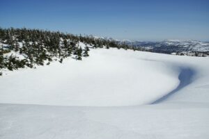 4/13　まだ雪のくぼ地